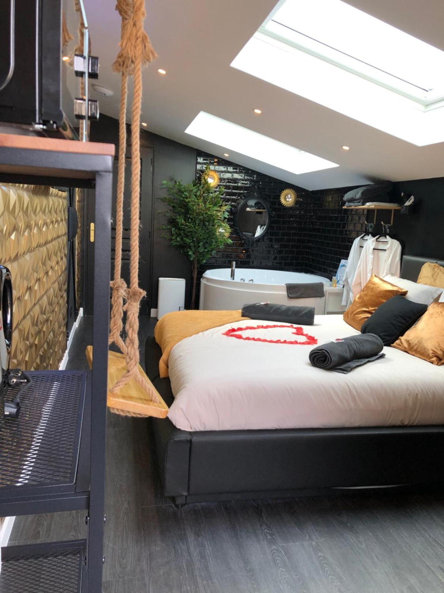 Playroom Et Nuit Insolite Aubie-et-Espessas Exterior foto